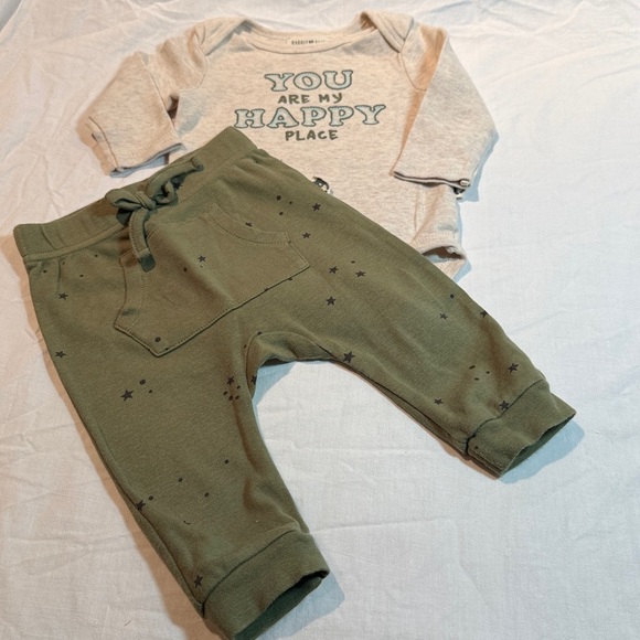 Rabbit + Bear - Organic Cotton Baby Outfit with Green Pants and Gray Top - Picture 1 of 5